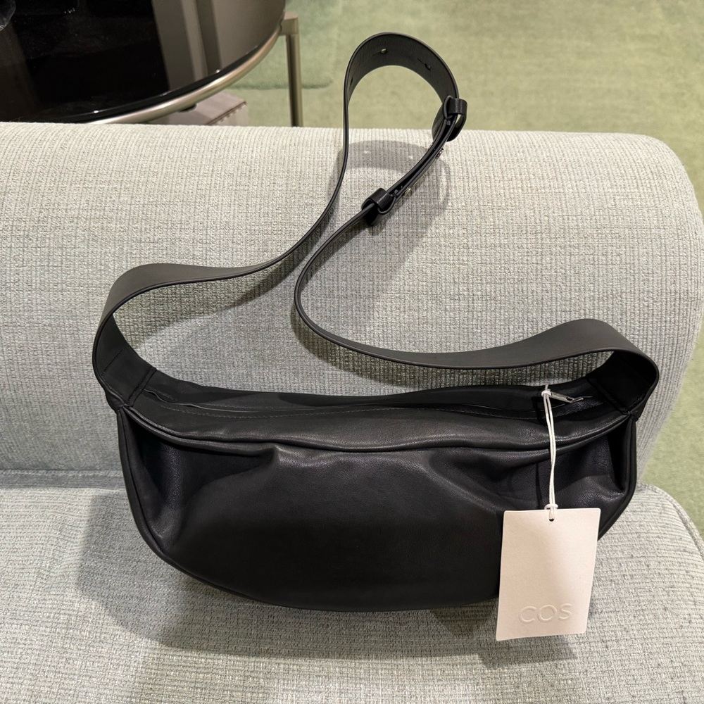 COS SWING CROSSBODY - LEATHER. 100% genuine.